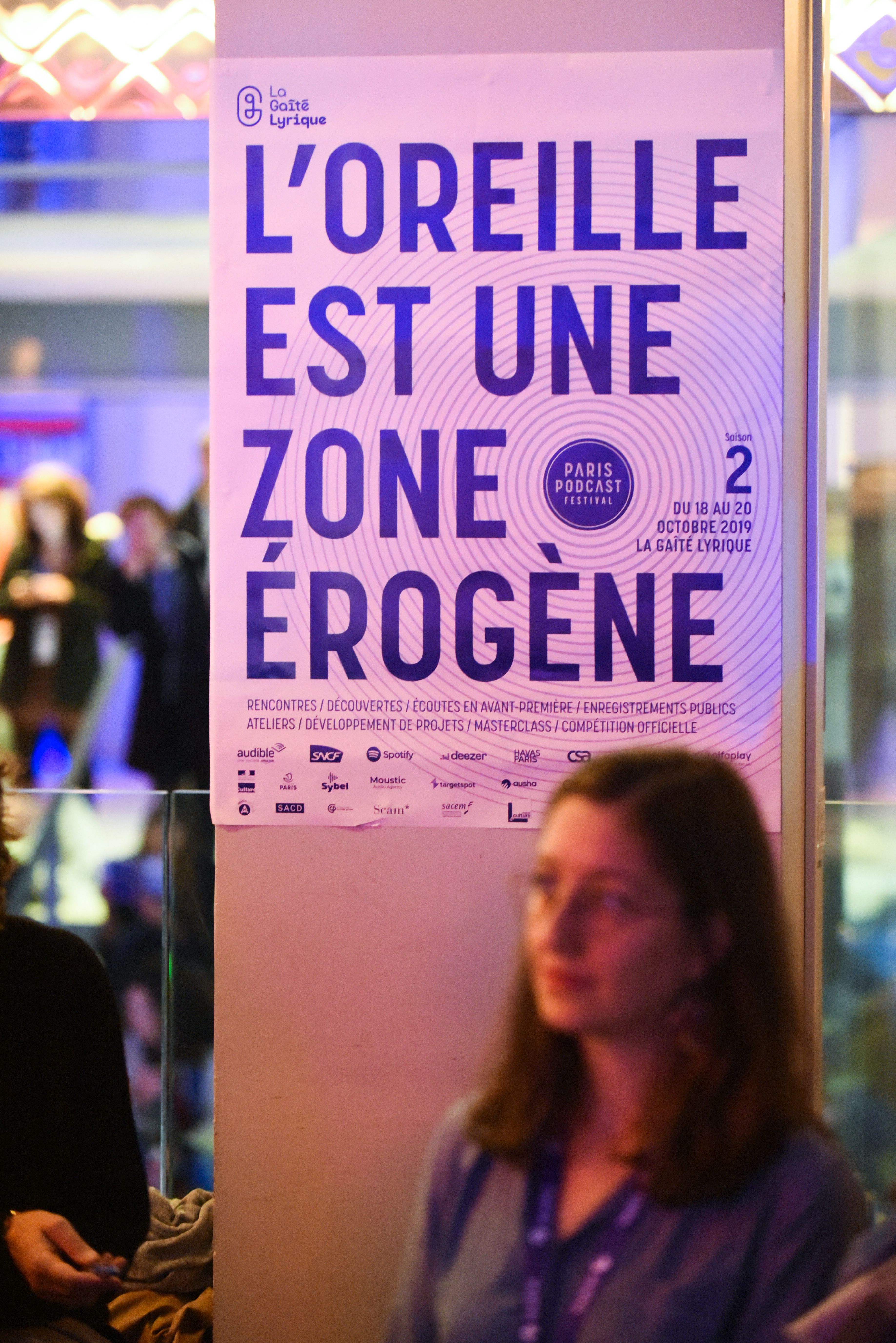 Affiche sur laquelle est écrit : "L'oreille est une zone érogène". L'un des slogans de la deuxième édition du Paris Podcast Festival, en 2019